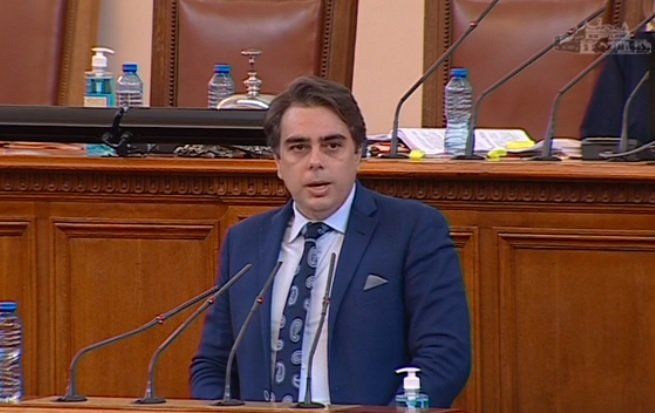 Министърът на финансите Асен Василев бе повикан днес на парламентарен