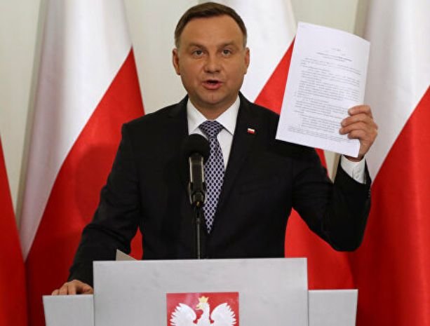 Полският президент Анджей Дуда реши да подпише закон който ограничава
