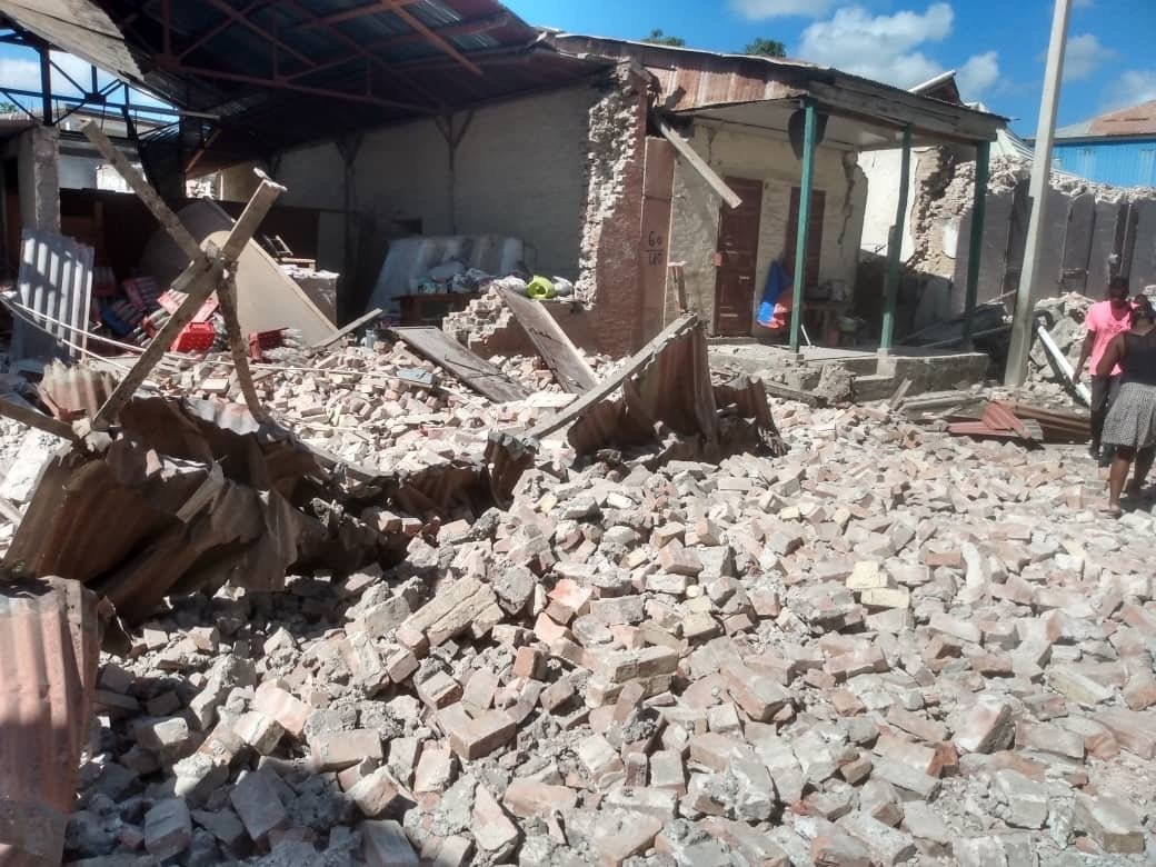Жертвите след с магнитуд 7 2 в Хаити вече са близо 1300