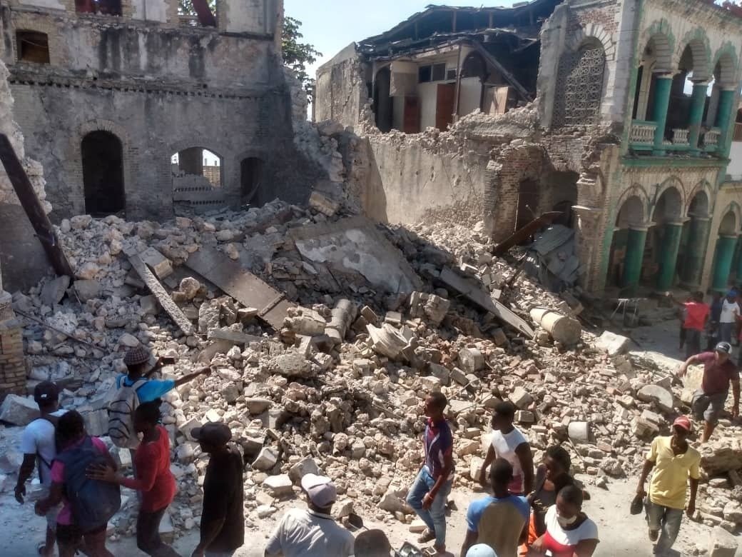 Болниците в Хаити са препълнени от хиляди ранени след опустошителното