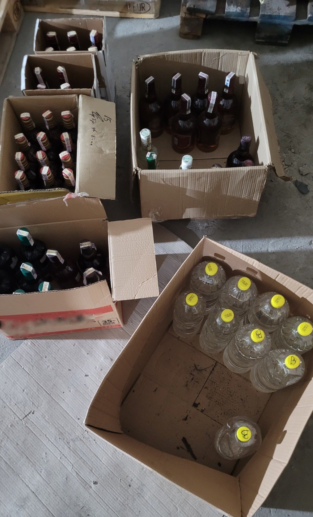 Митнически служители откриха склад за нелегален алкохол в Бяла Русенско
