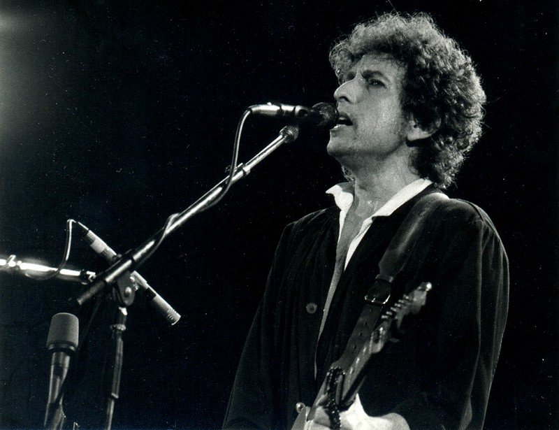 Срещу американския певец и автор на песни Боб Дилън е