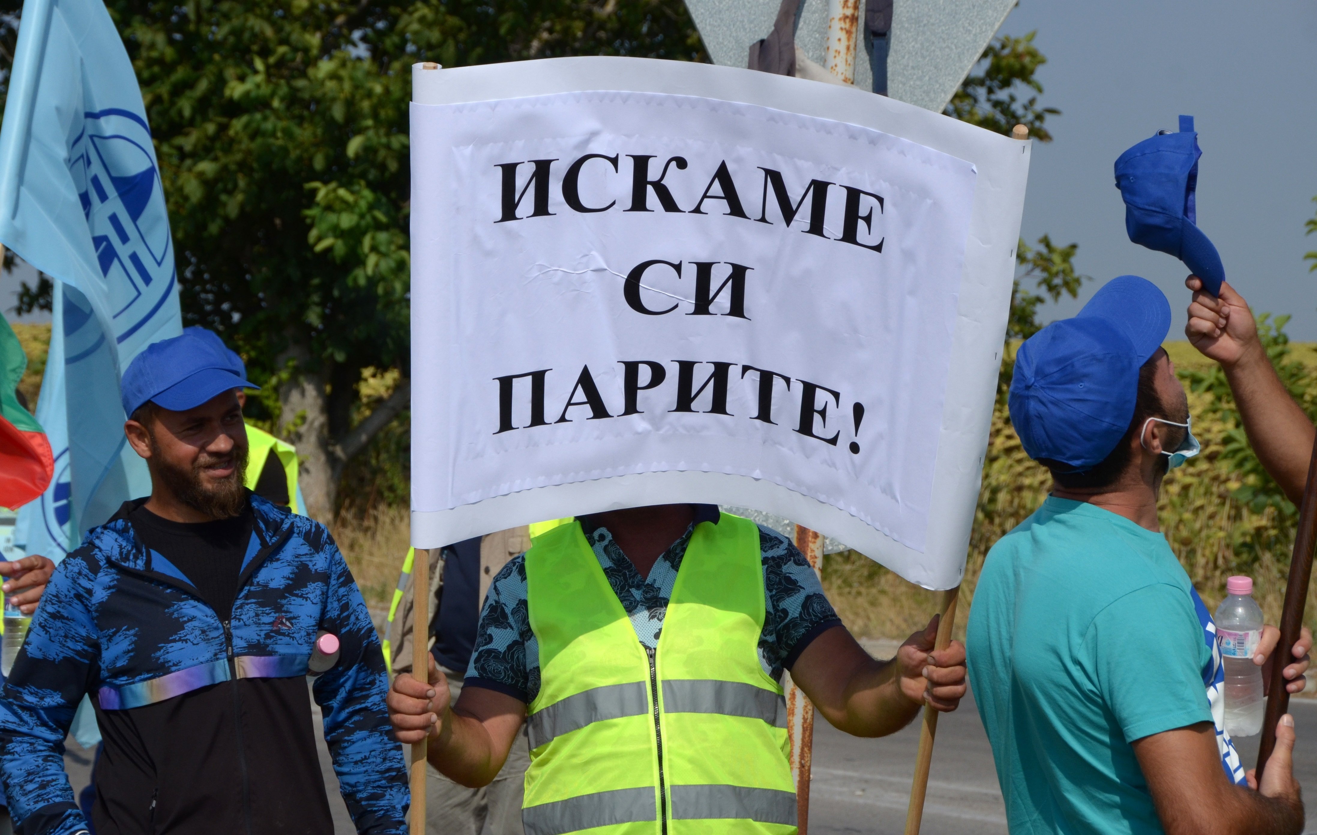 Работници от шуменската пътно строителната фирма Автомагистрали Черно море излизат
