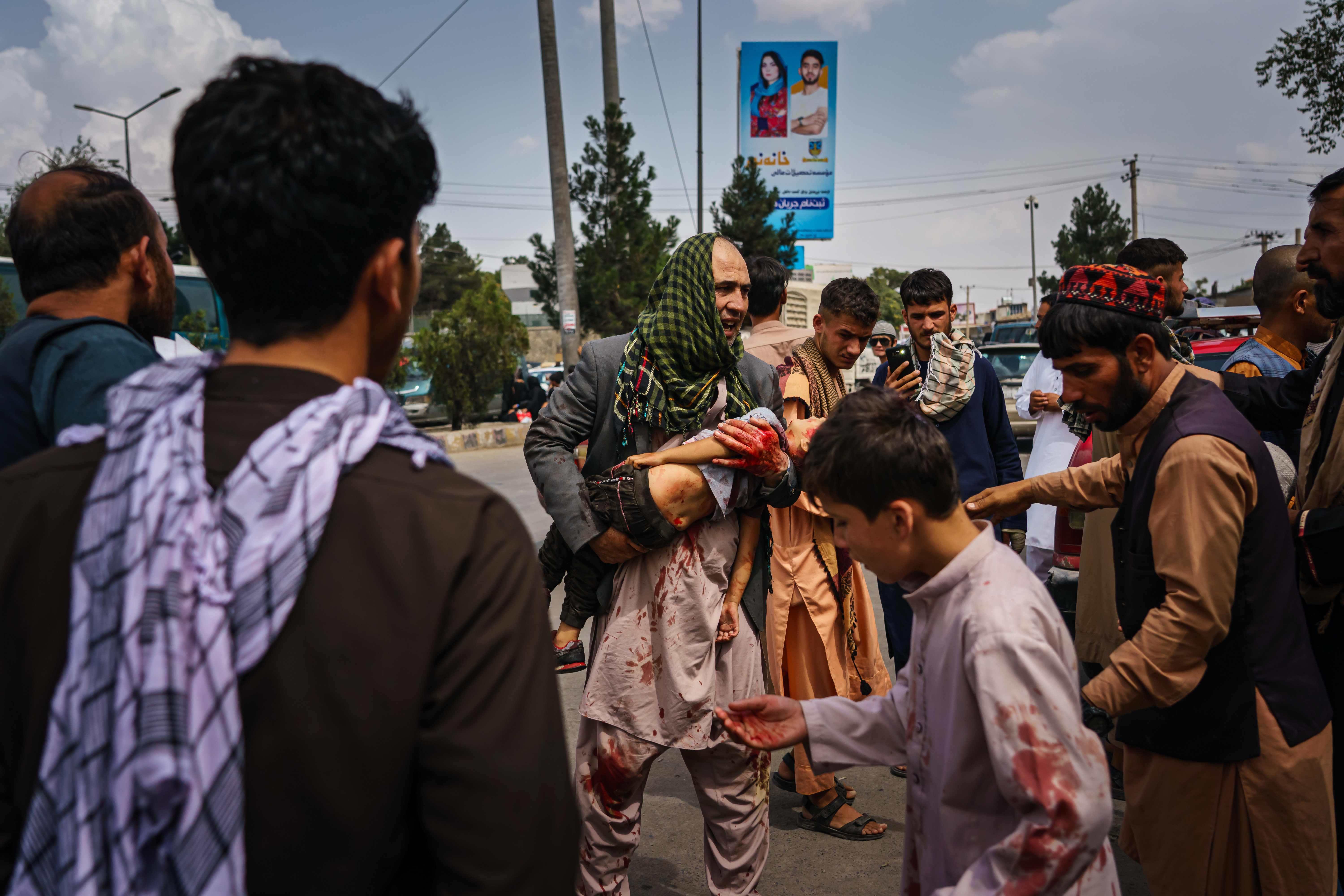 Талибаните които снощи засвидетелстваха  бият жени и деца по улиците на