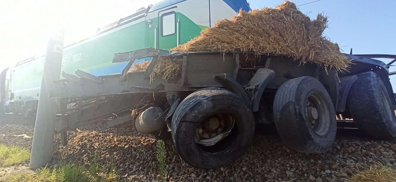 Бързият влак Бургас София пълен с десетки пътници е блъснал камион
