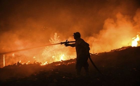 Дванадесети ден подред продължават усилията за овладяването на горския пожар край