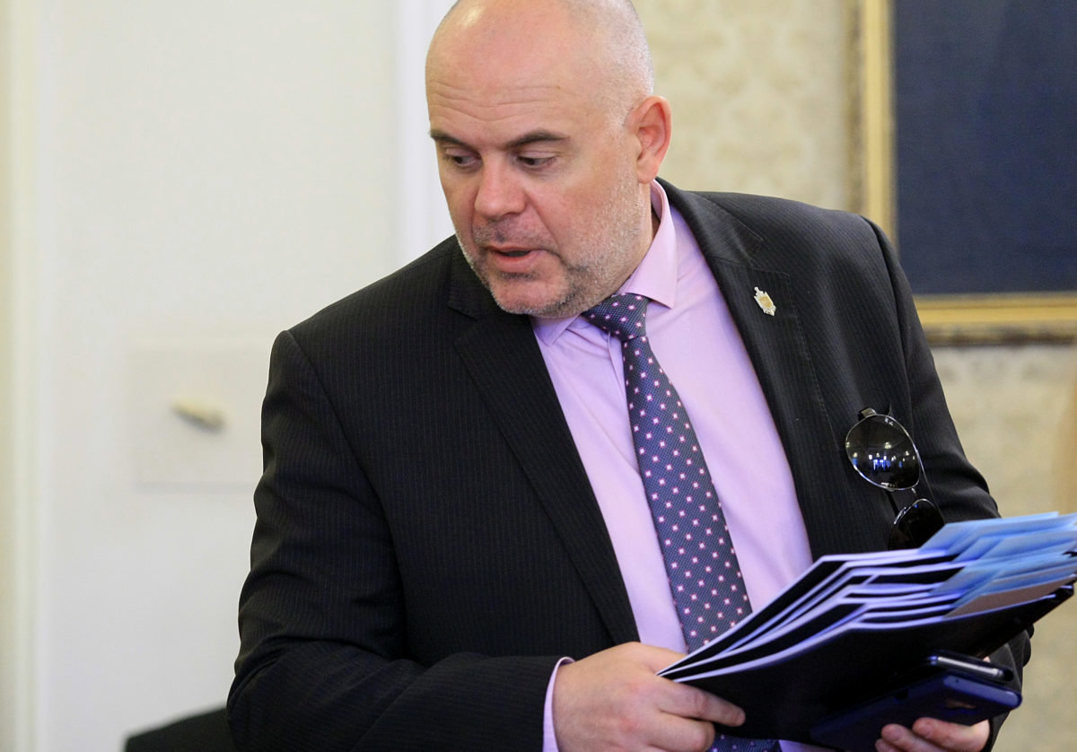 Главният прокурор Иван Гешев внесе в Конституционния съд искане за