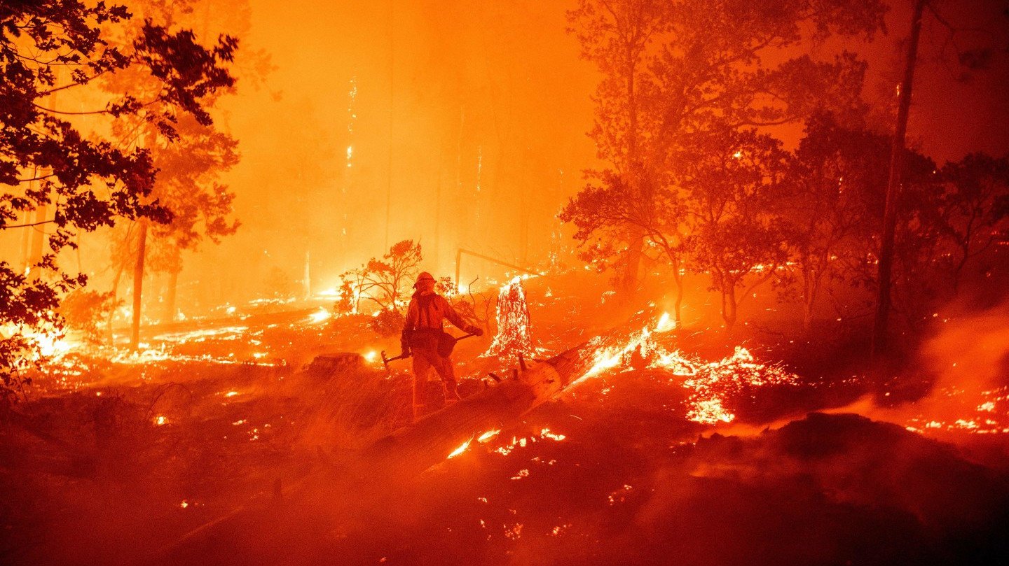 Четири екипа пожарникари се борят с пламъците между червенобрежките села