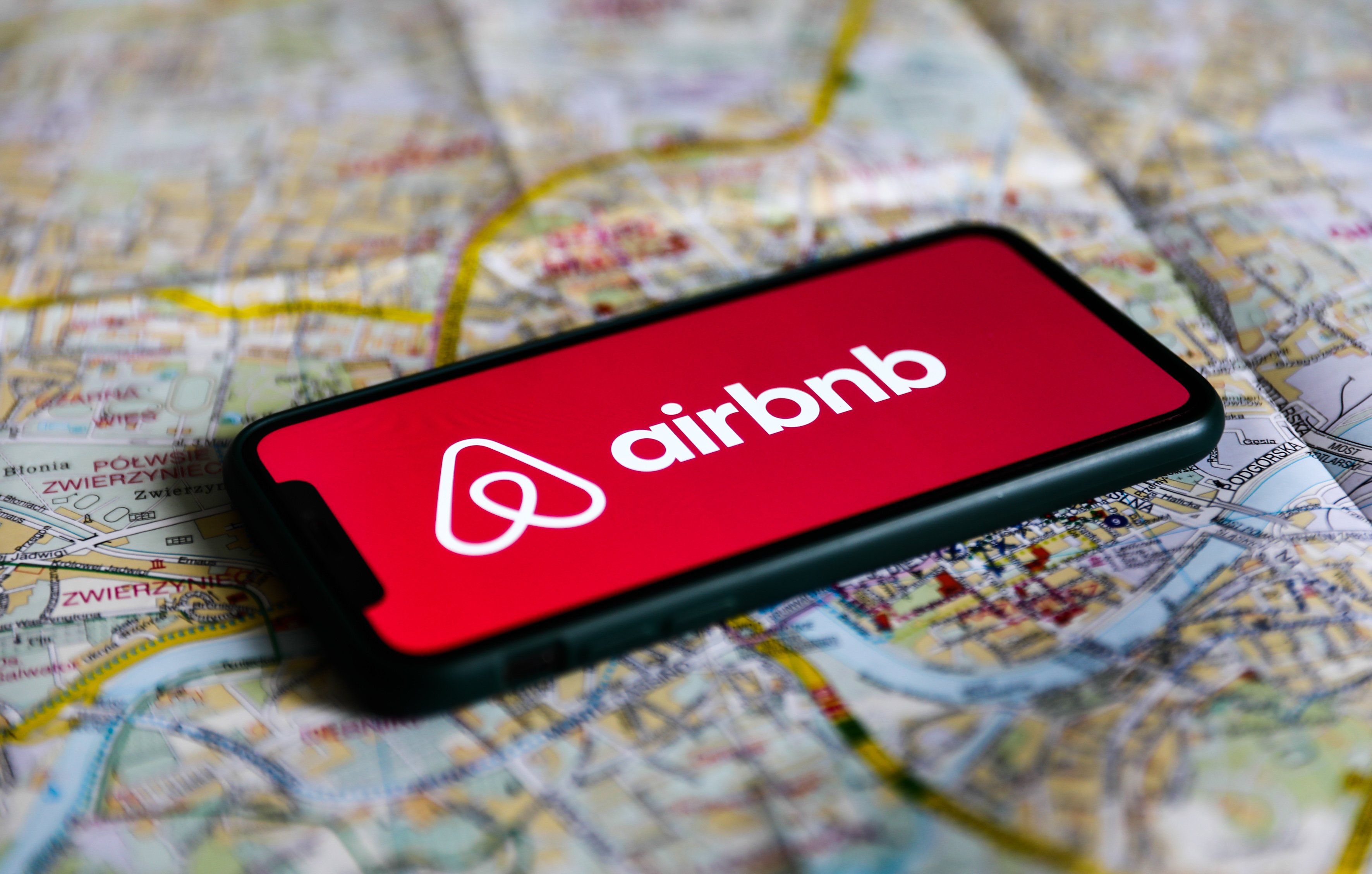 Airbnb ще настани безплатно 20 хил бежанци от Афганистан за