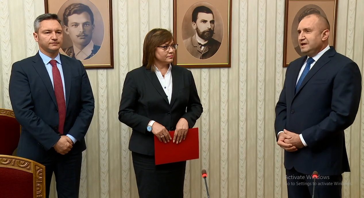 Държавният глава Румен Радев връчи последния трети мандат за съставяне