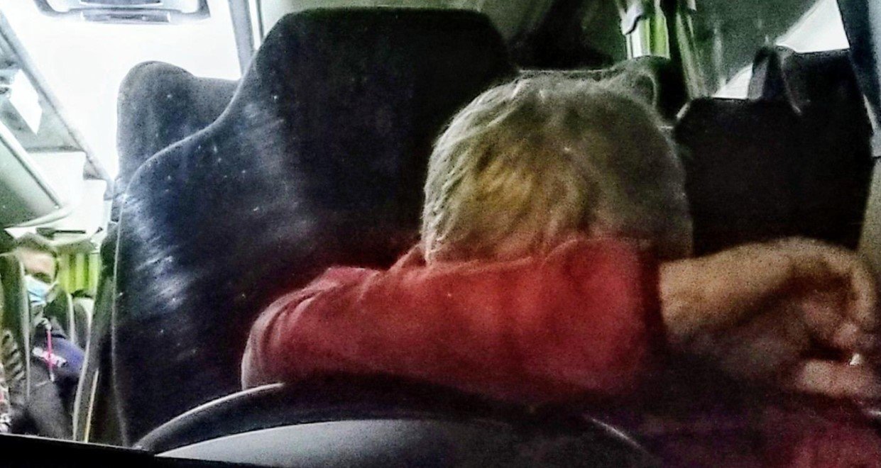 Пасажери в автобус на  Юнион Ивкони от Слънчев бряг до София