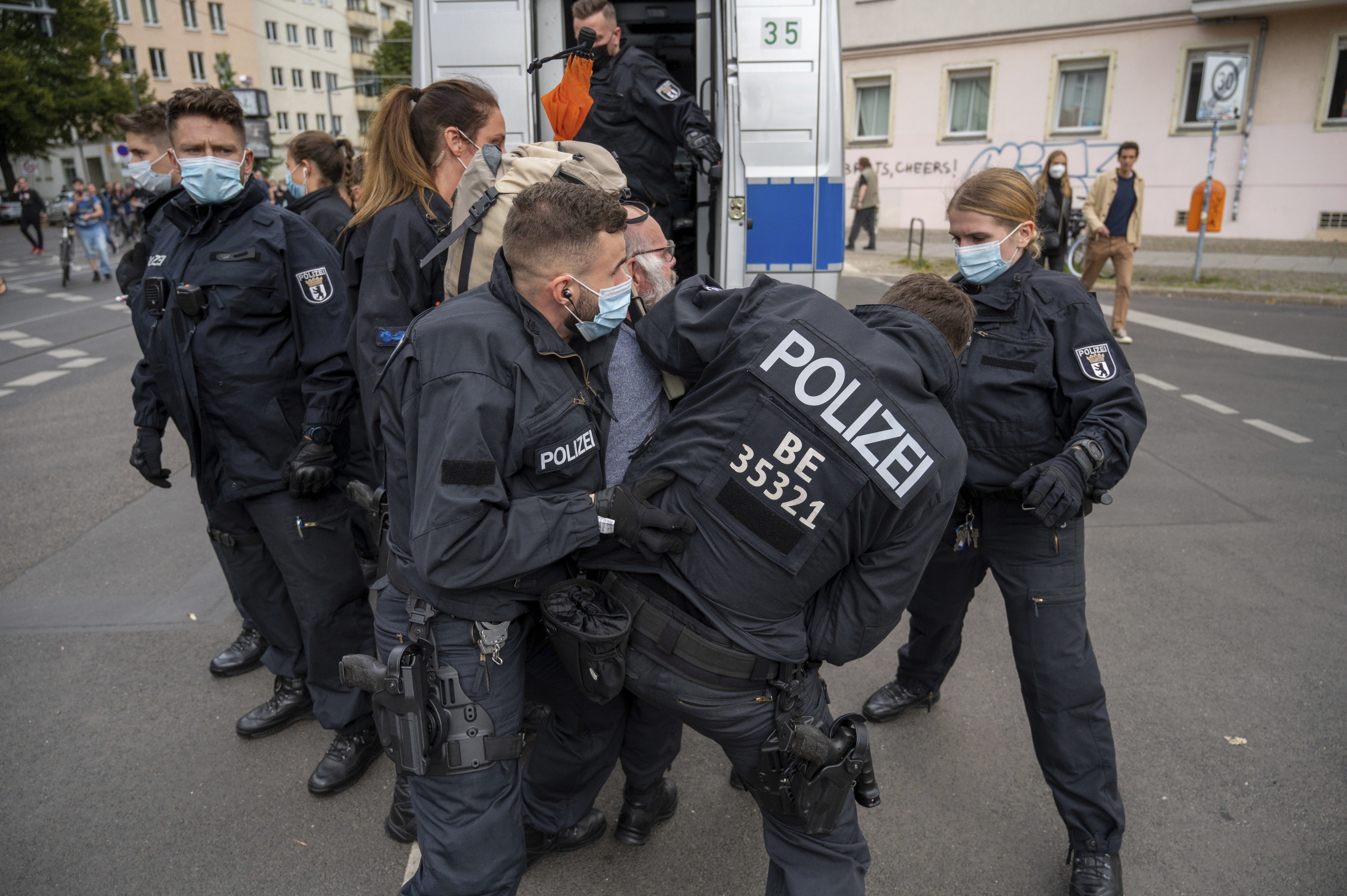 Няколко хиляди души излязоха на протест в германската столица Берлин