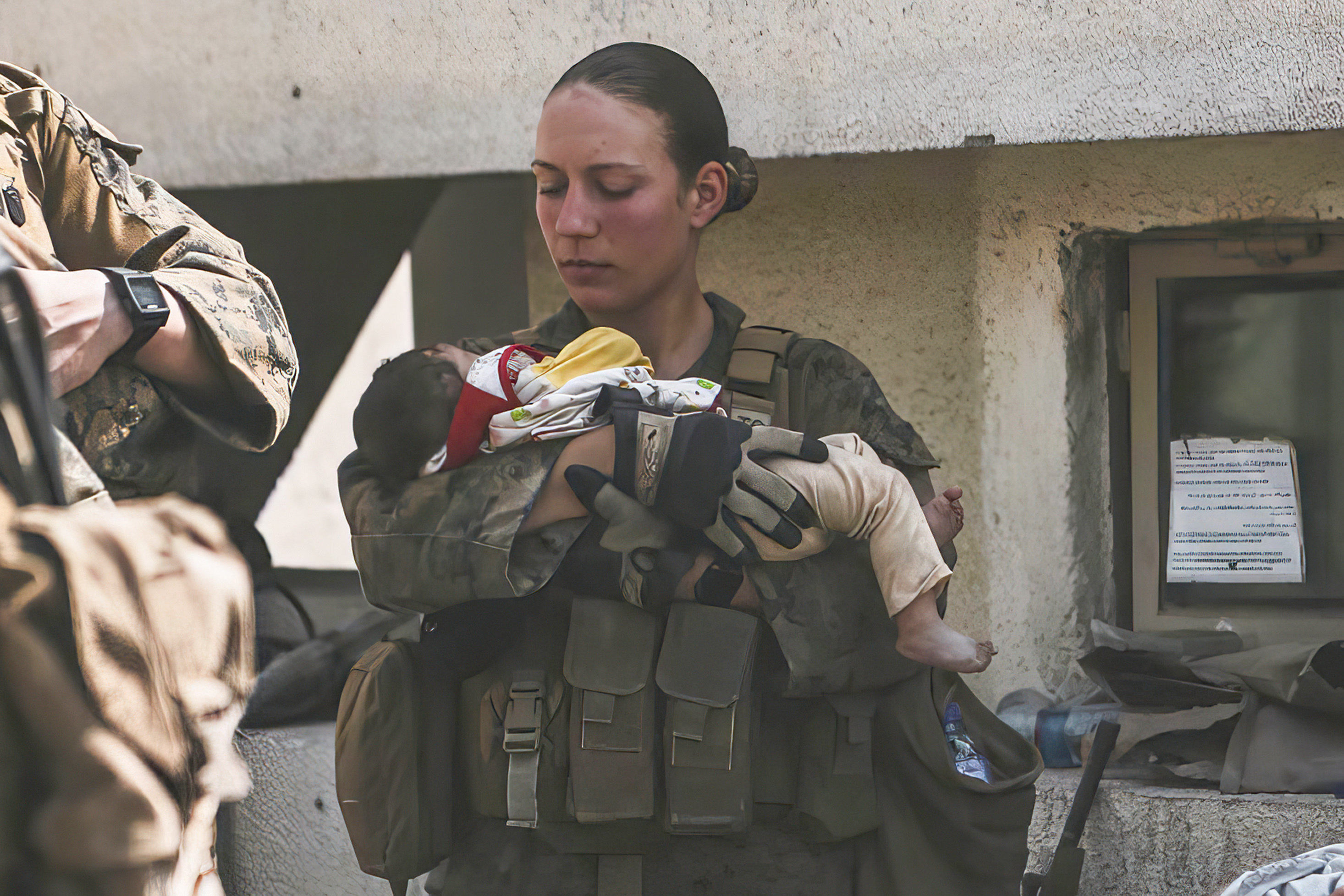 Миналата седмица я видяхме да държи спасено афганистанско бебе в