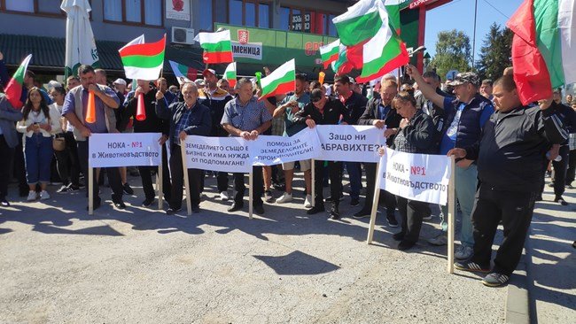 Стотици земеделски производители протестират край Велико Търново с искане сектор