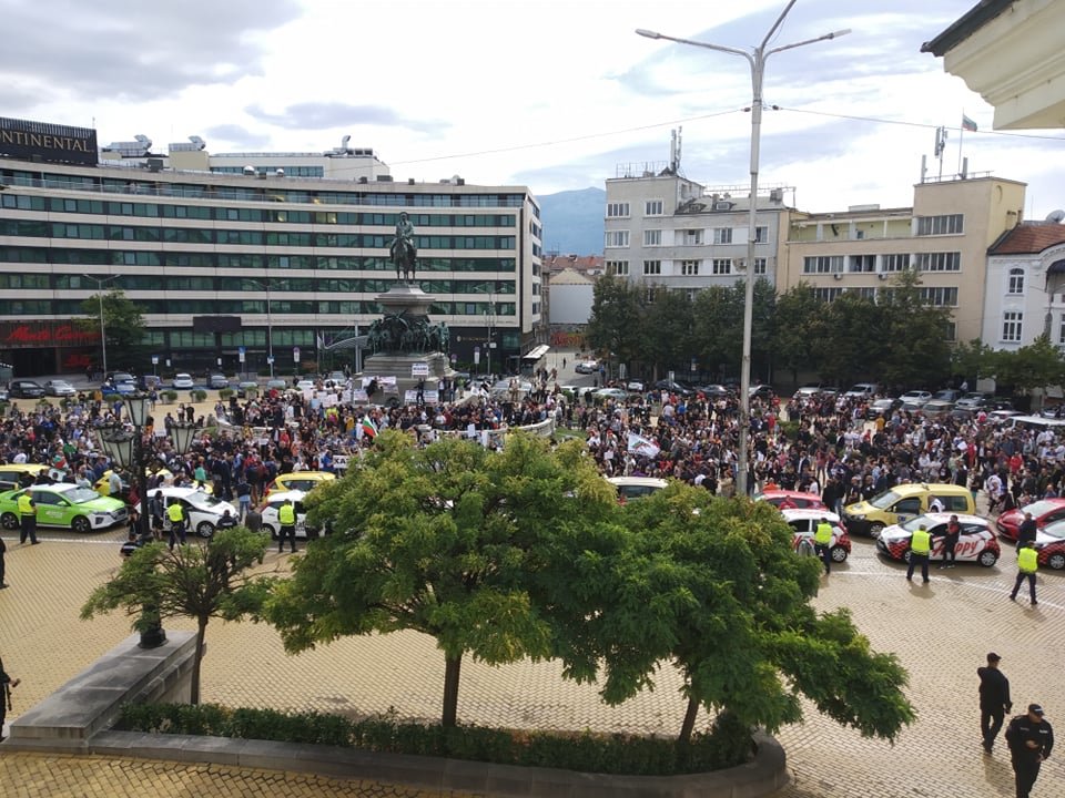 Националният протест на собствениците на заведенията срещу противоепидемичните мерки  блокира бул