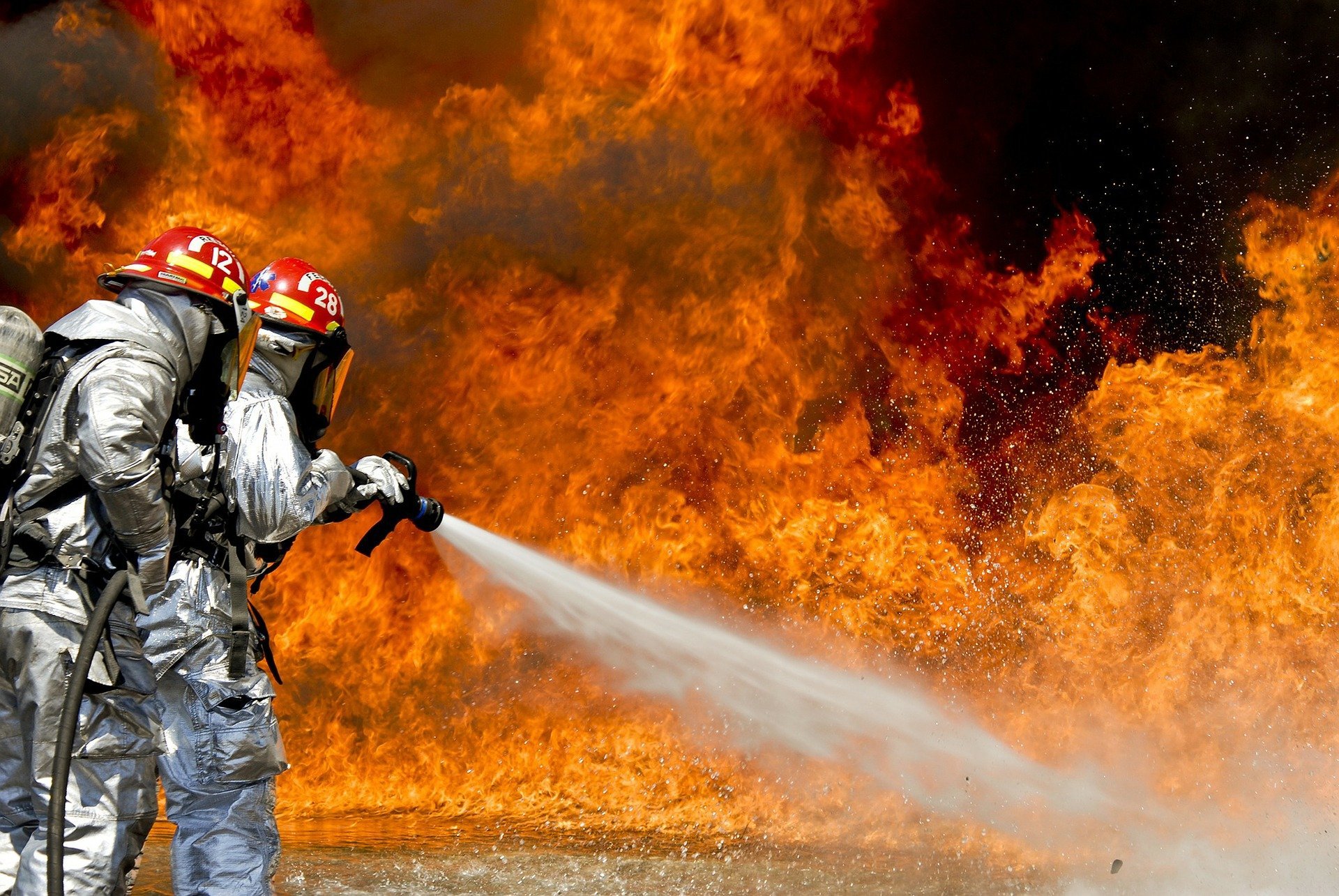 Стотици хора бяха евакуирани в южна Испания заради бушуващ пожар