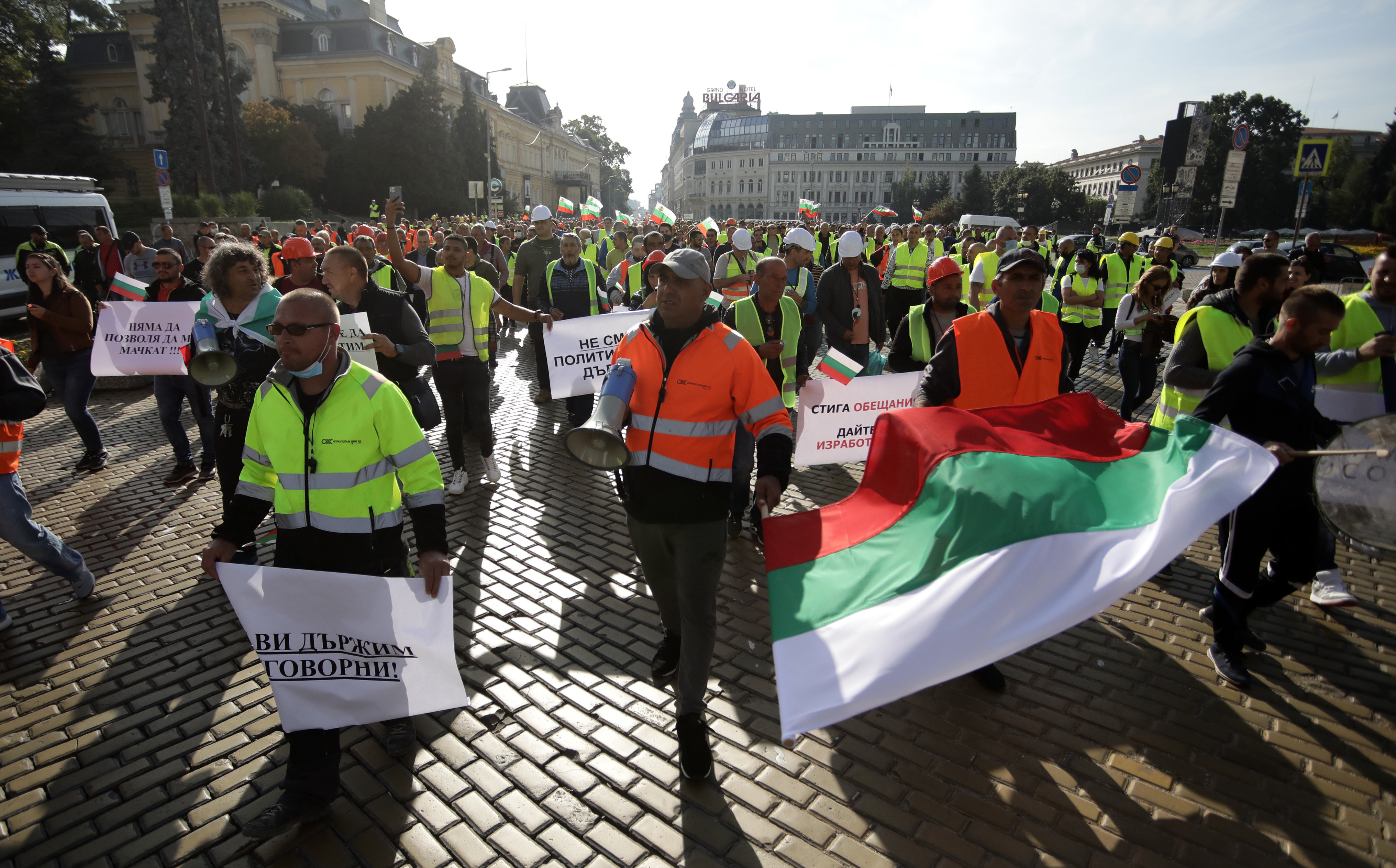 Пътни строители от цялата страна протестират на бул Цар Освободител
