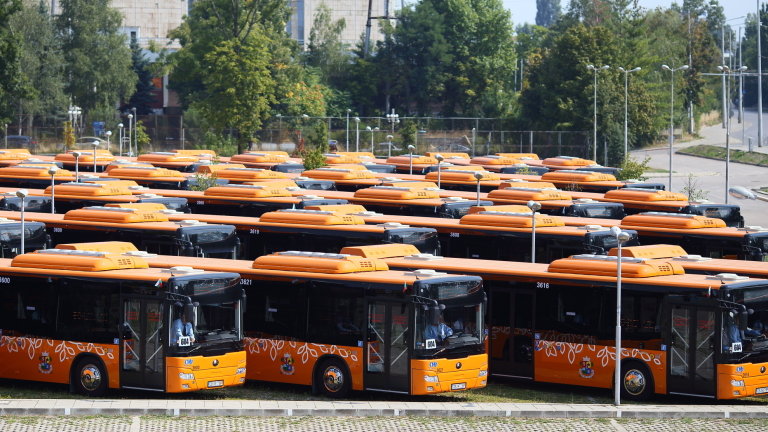 Автобусите на градския транспорт във Варна се движат с разреден