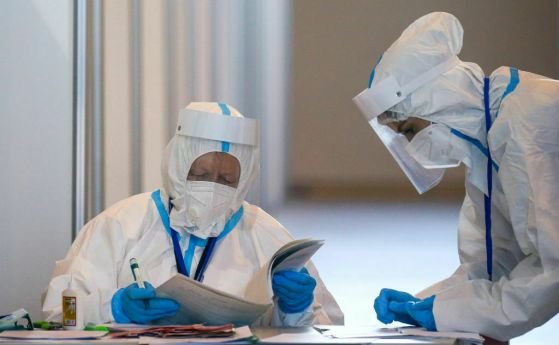 РЗИ Бургас съобщи за епидемичен взрив от COVID 19 в шивашки цех