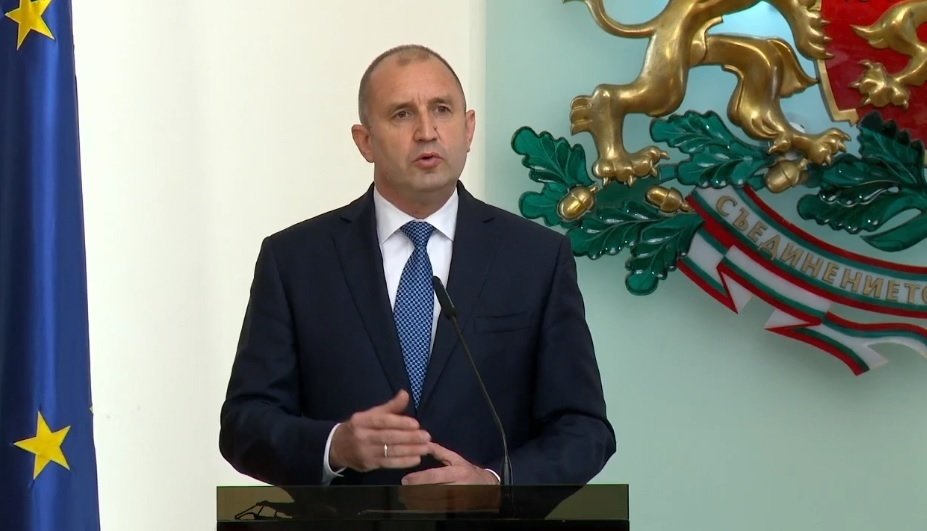 Президентът Румен Радев разпуска парламента и назначава служебно правителство, което