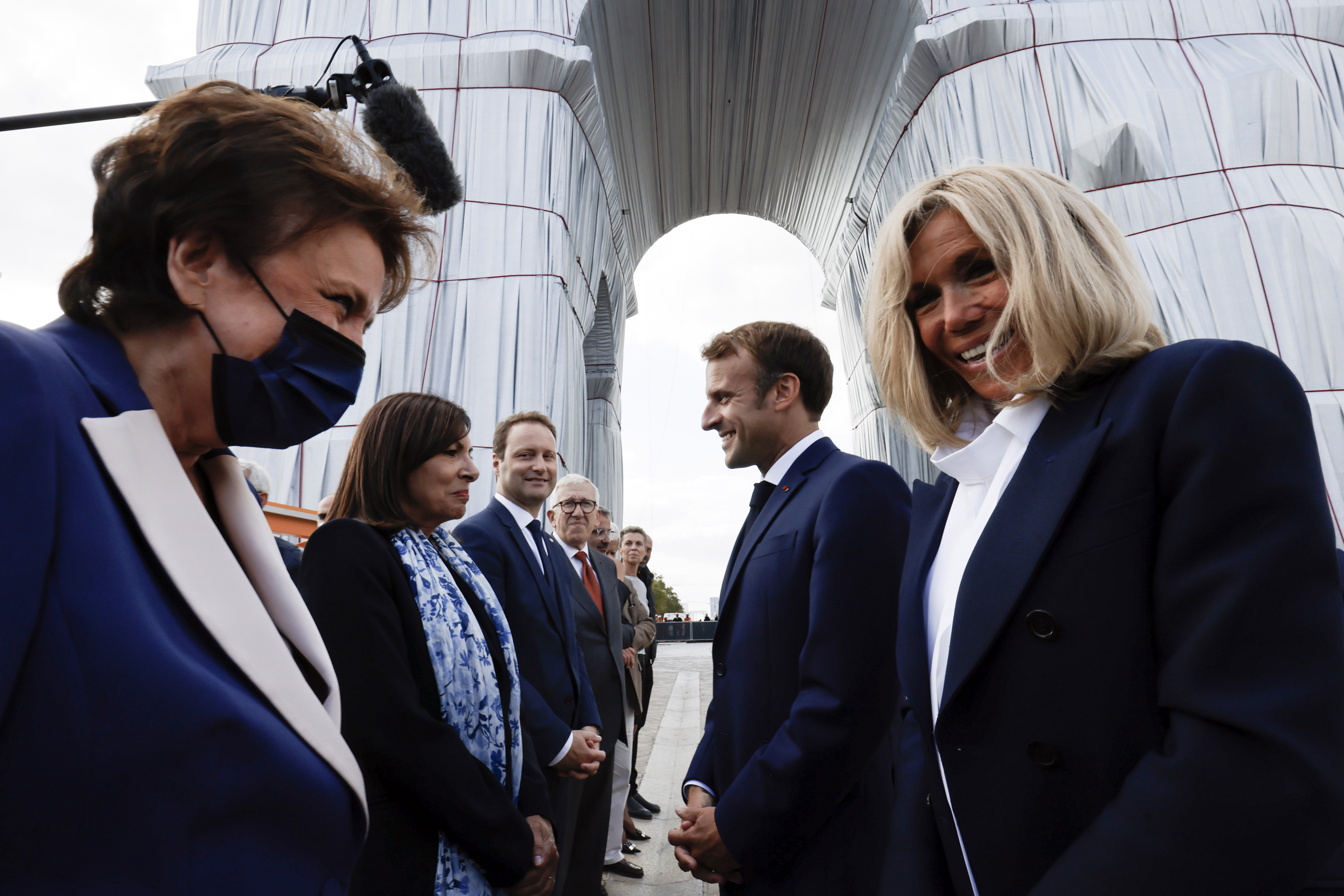Френският президент Еманюел Макрон откри в четвъртък опакованата Триумфална арка