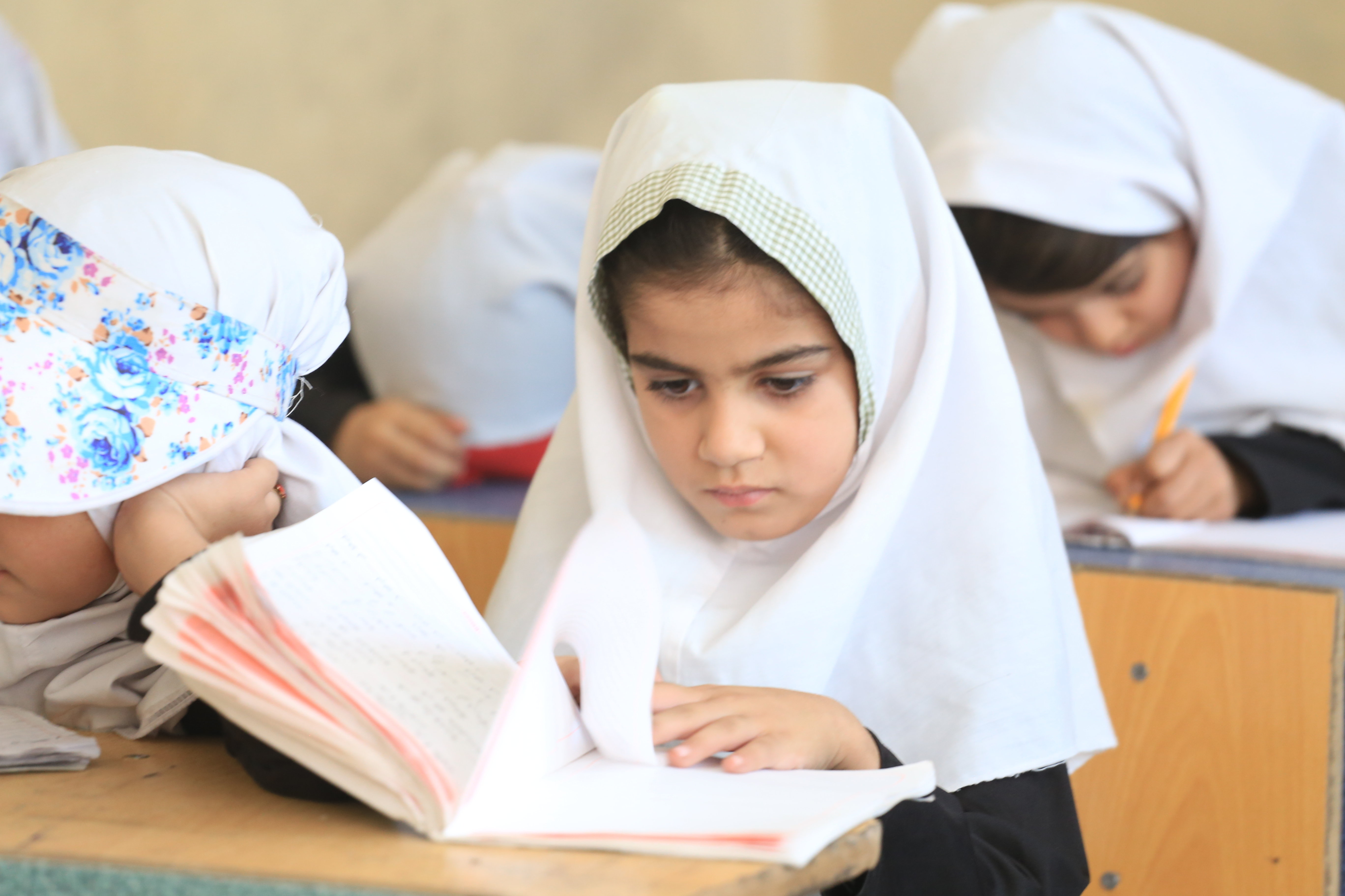 Талибаните изключиха момичетата от афганистанските средни училища Те разпоредиха в