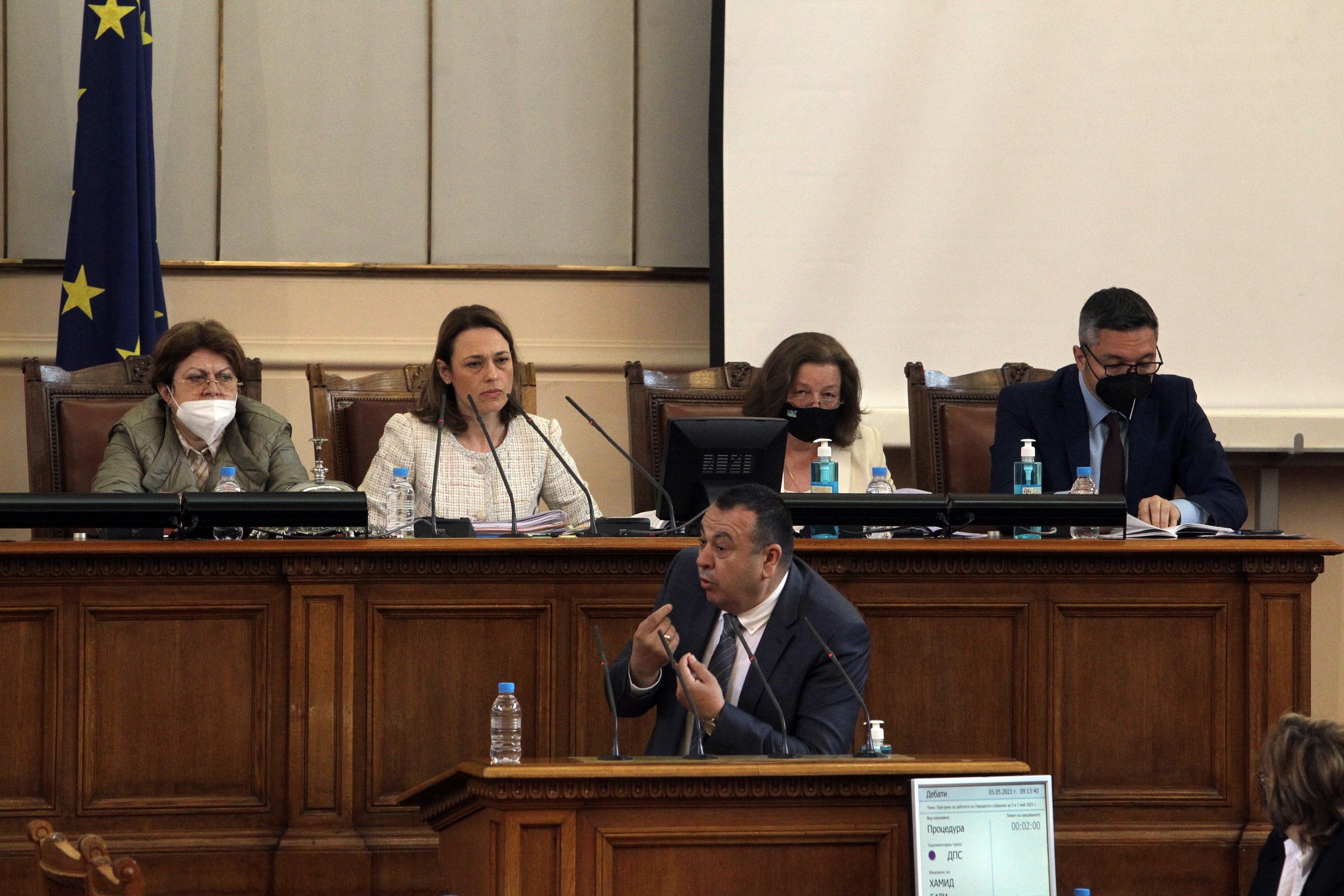 Бизнесменът и бивш депутат от ДПС Делян Пеевски и останалите