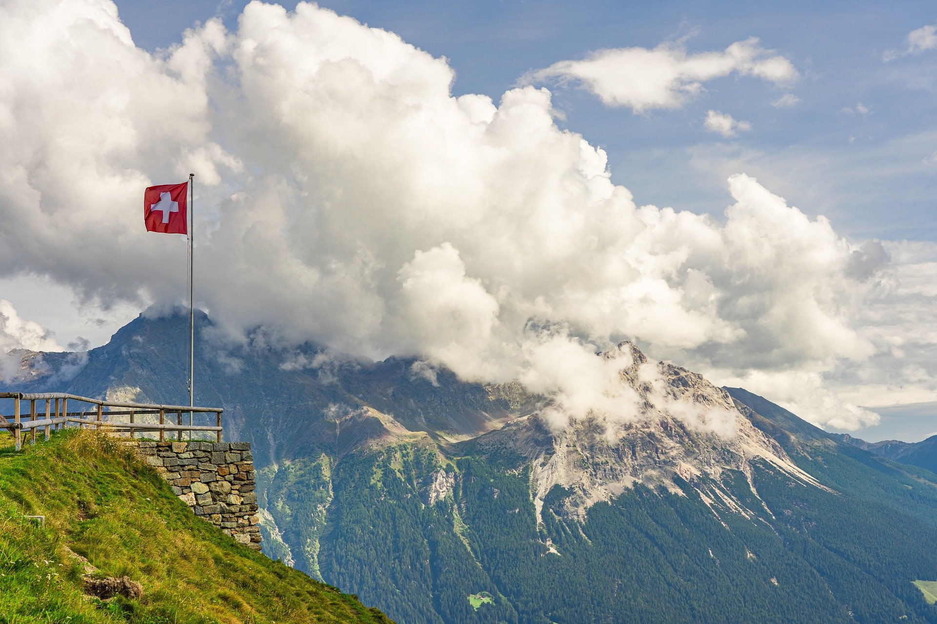Швейцария въвежда по-строги мерки за влизане в страната от днес,