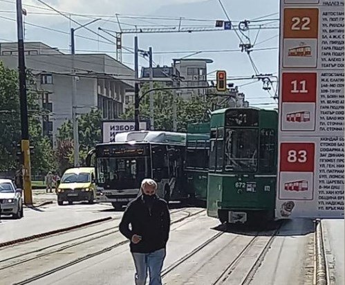 Трамвай и автобус се удариха в София малко след 13