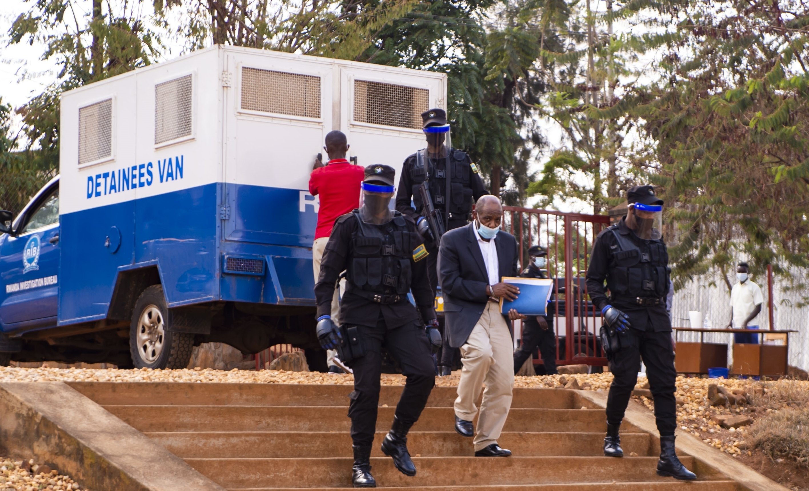 Не герой а терорист е Пол Русесабагина постанови съд в Руанда