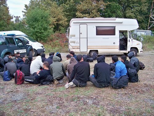 Гранична полиция задържа 3 каналджии и 23 нелегални мигранти по време