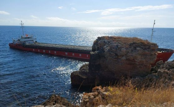 Взети са проби от водите край Камен бряг заради заседналия кораб
