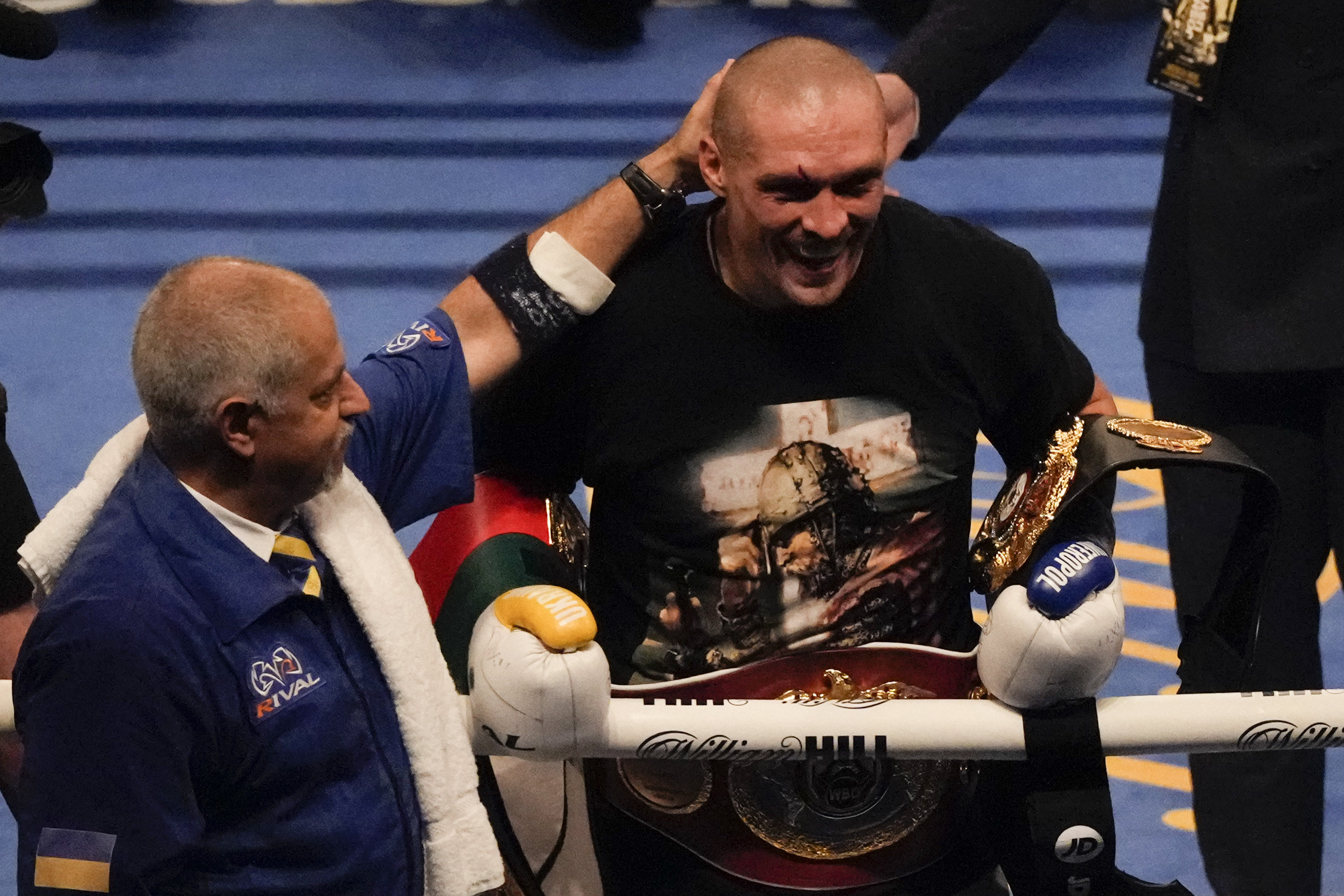 В тежка категория на професионалния ринг, украинецът Олександър Усик победи