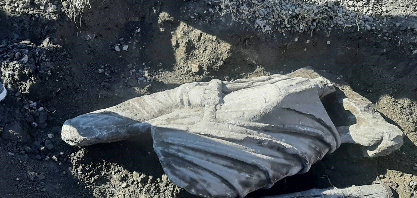 Антична статуя мраморен саркофаг и над 1 200 монети са