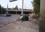 Тежка катастрофа в София, кола се удари в стълб и се разцепи