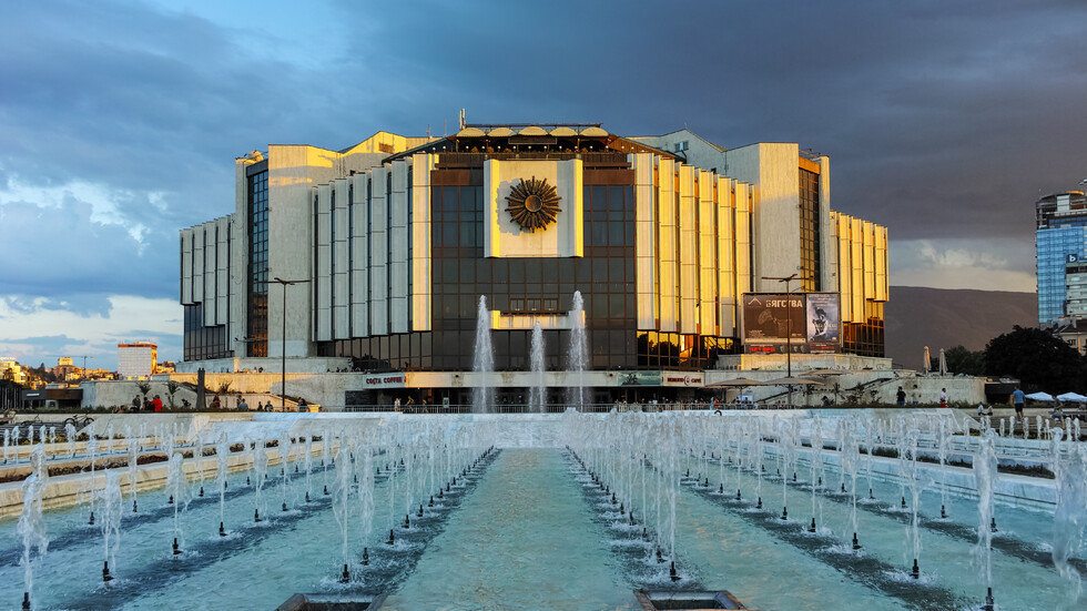 Само ваксинирани преболедували или хора с отрицателен COVID тест ще могат