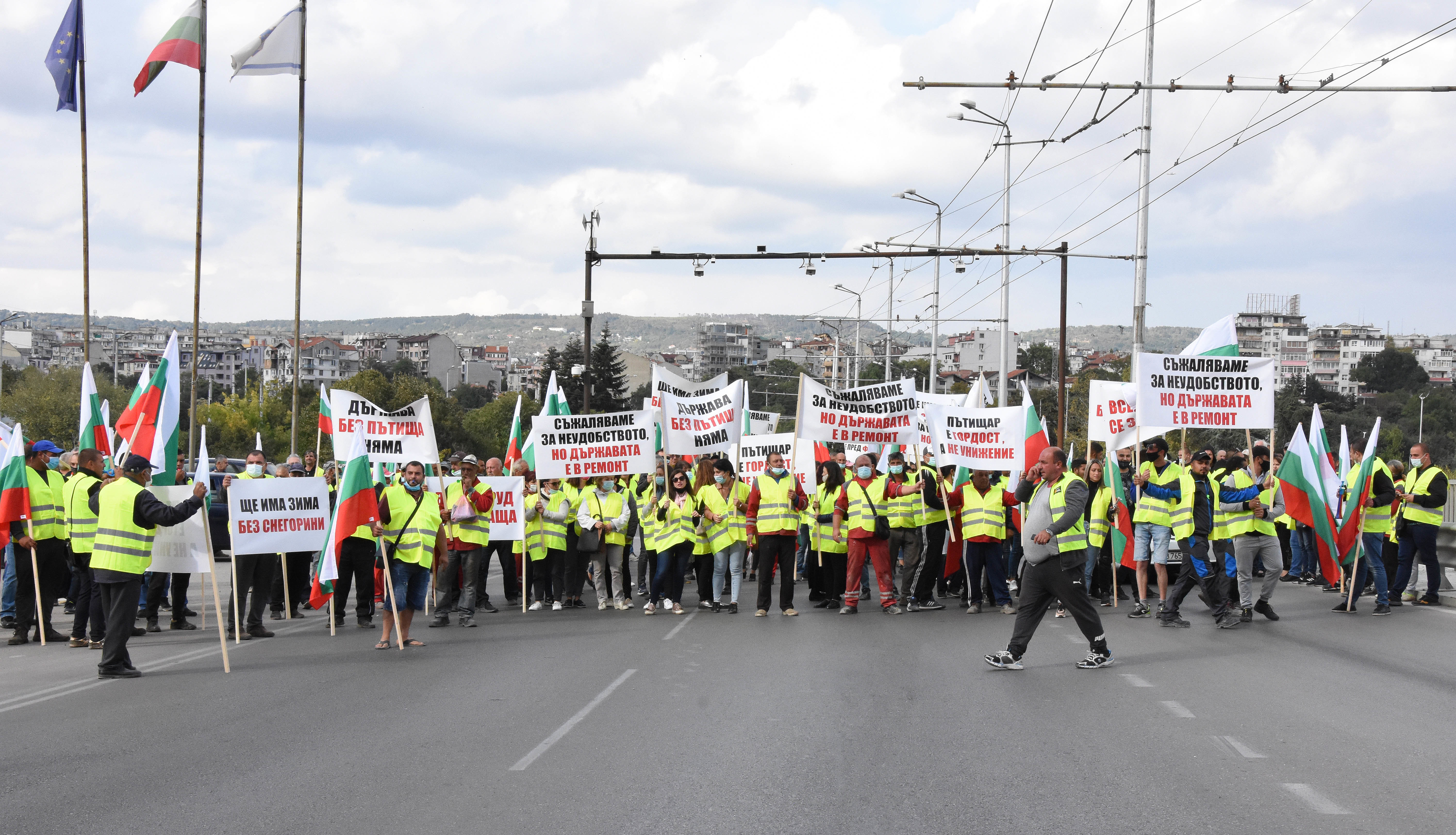 Национален протест на служители от пътностроителни фирми блокира движението в няколко