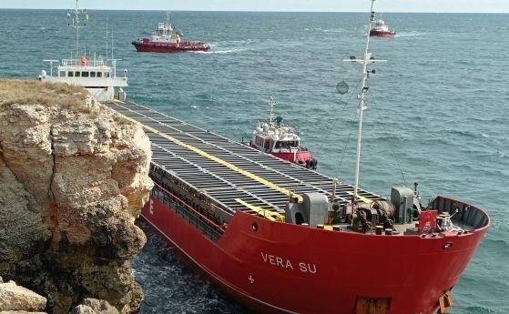 9-членният екипаж на заседналия край местността Яйлата товарен кораб отказва