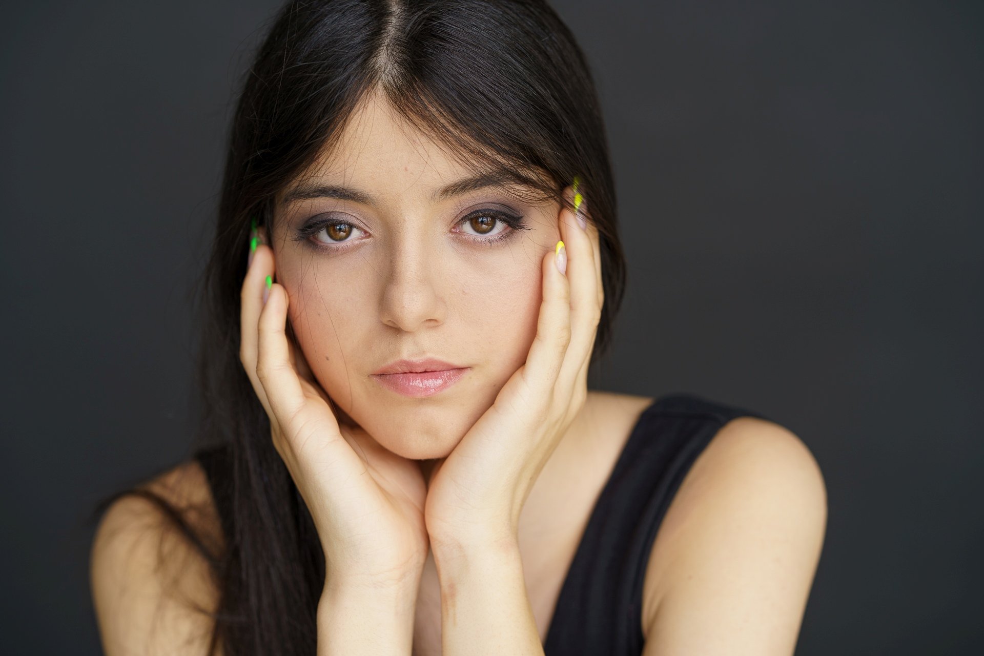 Младата българска певица Никол Паласчева която живее в Италия се