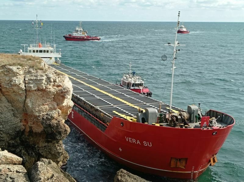 Заседналият край Яйлата кораб Вера Су е стабилизиран горивото се