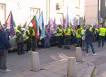 Протестиращи строители се опитаха да влязат в МРРБ, полицейски кордон пази входа (видео)