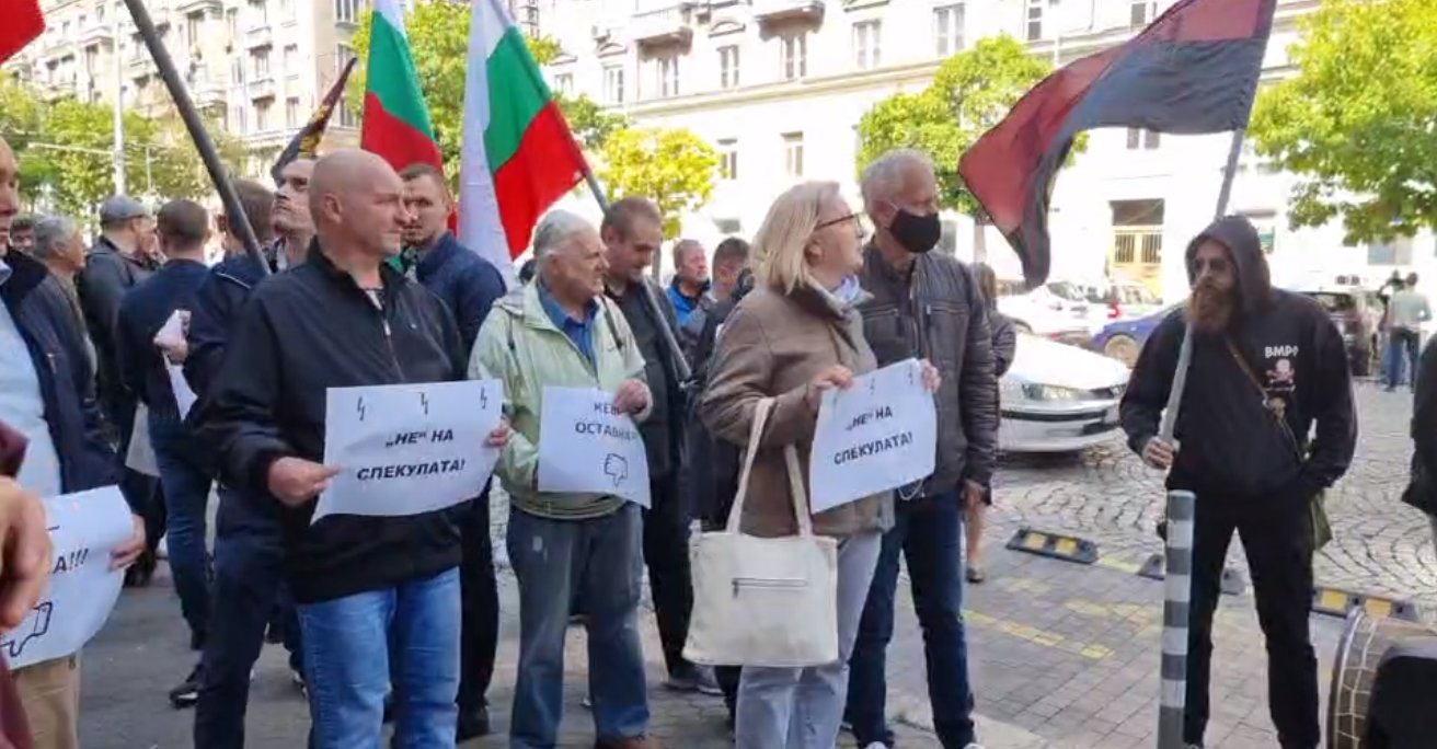 Симпатизанти на ВМРО блокираха за кратко столичния булевард Дондуков по