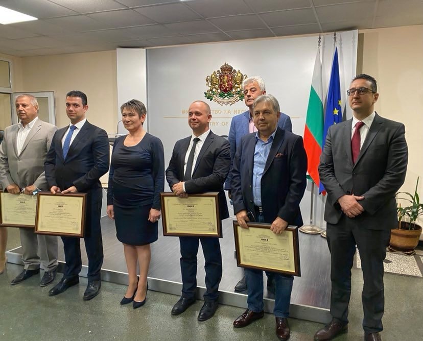 Министърът на икономиката Даниела Везиева връчи три сертификата за инвестиция