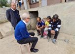 Министър Денков на обиколка из ромските махали, убеждава децата да ходят на училище
