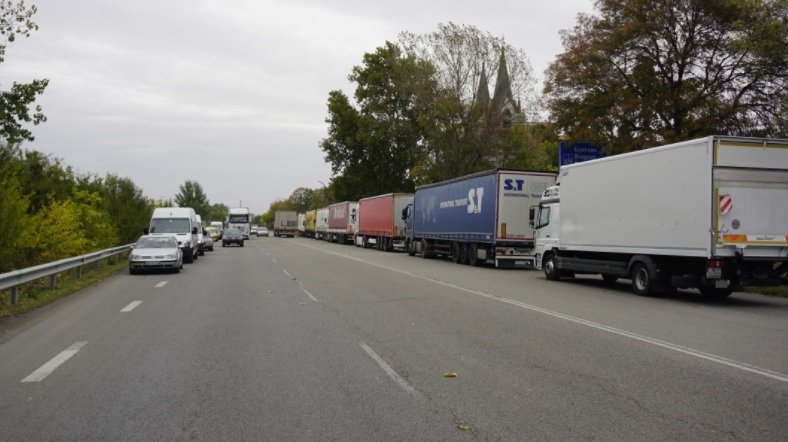 За огромни опашки от тежкотоварни камиони в района на Дунав