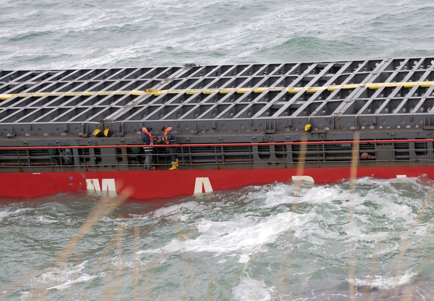 Повдигнати са обвинения срещу капитана и втория помощник капитан на заседналия