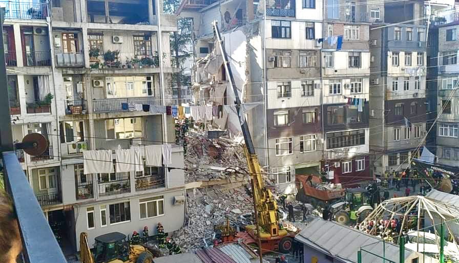 Шестима души са загинали при рухване на част от жилищна