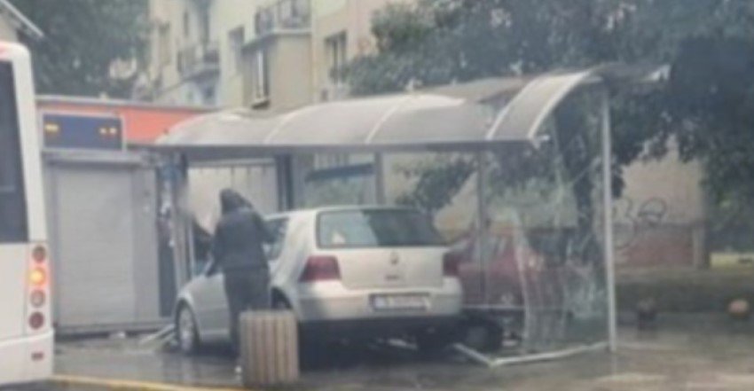 Лек автомобил се вряза в автобусна спирка в Пловдив тази