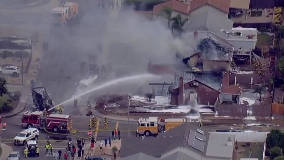 Малък самолет се разби в предградие на Сан Диего съобщи