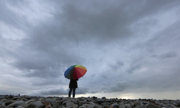 През нощта в източната половина от страната валежите ще продължат